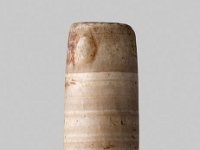 Aeg S 43  Aeg S 43, Griechisch-römische Zeit, Schlauch-Alabastron (Fragment), Alabaster, L 5,0 cm, Dm 1,8 cm : Bestandskatalog Ägypten, Museumsfoto: Claus Cordes